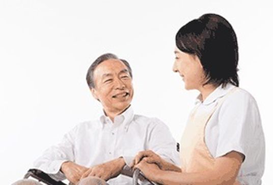 笑顔の利用者と職員