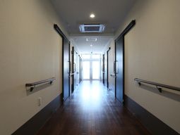 明るい病院の廊下