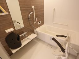 バリアフリー設計の浴室