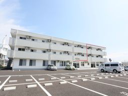 明るい日差しの外観