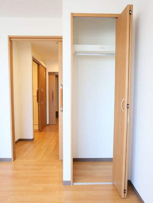 収納豊富な木製キャビネット