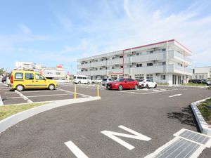 明るい駐車場と建物外観