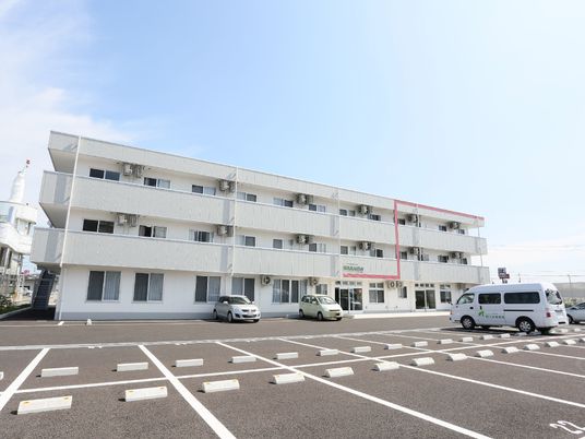 広々とした駐車場の建物