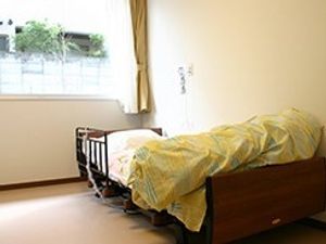 シンプルな個室のベッド
