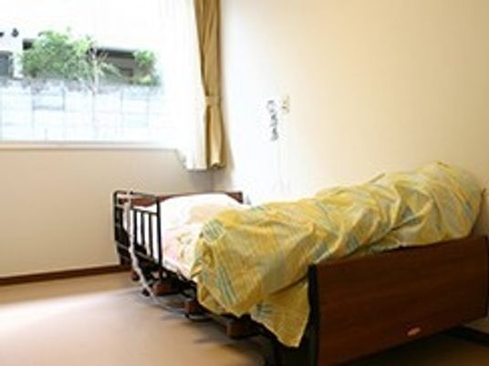 シンプルな個室のベッド