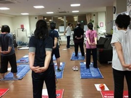運動するグループの様子