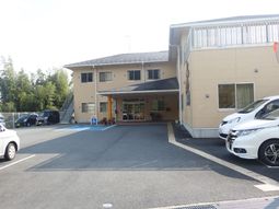 明るい外観の施設入口