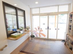 エントランスの明るい様子