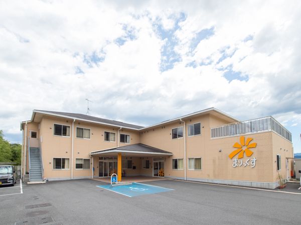 広々とした施設の外観