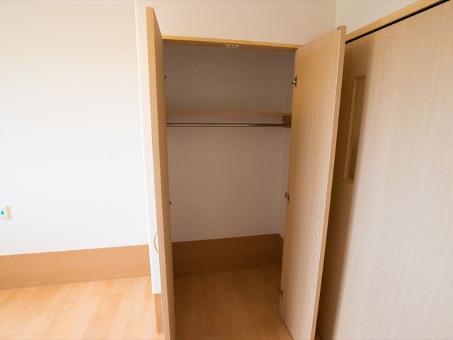 居室の開いたクローゼット