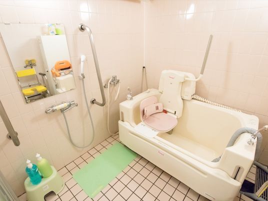 バリアフリー設計の浴室