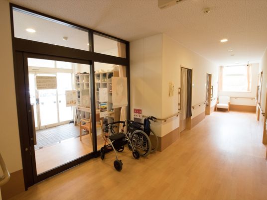 廊下に手すりと車椅子