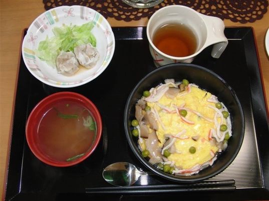 配膳された食事セット