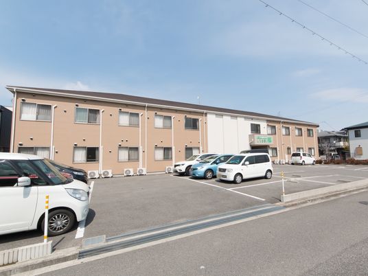 広々とした駐車場の施設