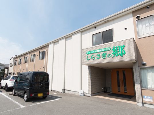 明るい施設のエントランス