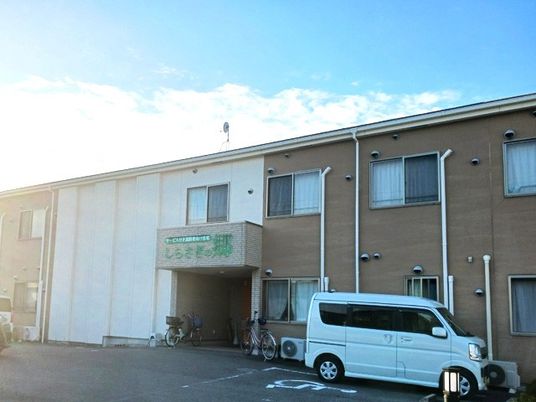 施設外観と駐車場  
