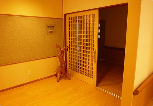 明るく広い廊下の入り口