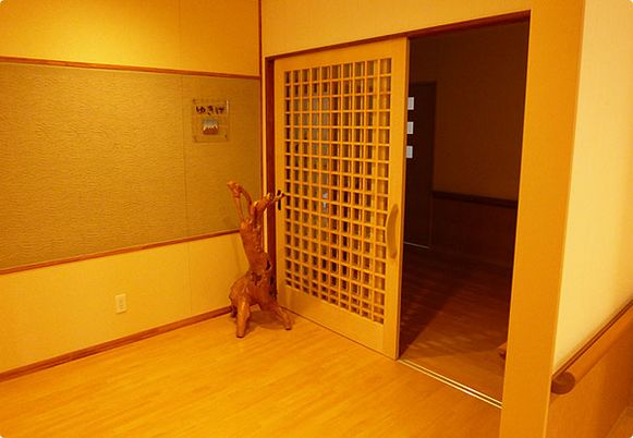 明るく広い廊下の入り口