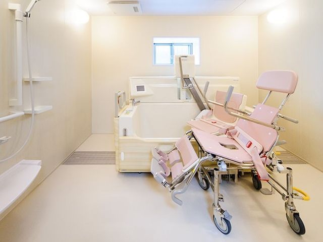 浴室と特殊浴槽 機械浴室 清潔感のあふれる浴室には、利用者の安全と快適を考えた特殊浴槽が完備されております。安心して業務に取り組める環境が整っています。
