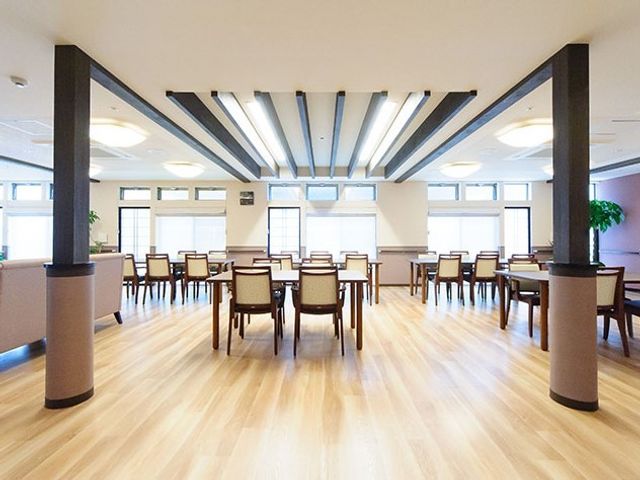 明るい広々とした食堂 多目的ホール 天井が高く、明るい日差しの差し込む食堂です。ゆったりとしたスペースで、時間を忘れてくつろげる場所が広がっています。