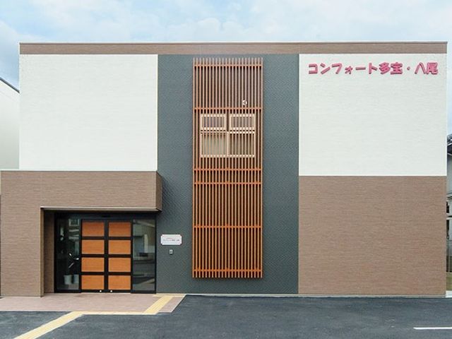 モダンな建物の外観 外観 コントラストが鮮やかな外観です。清潔感があり、現代的なデザインが印象的で、訪れる方々を穏やかに迎え入れます。
