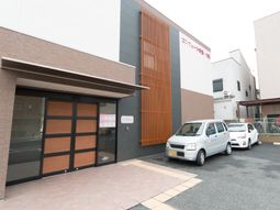 モダンな建物のエントランス