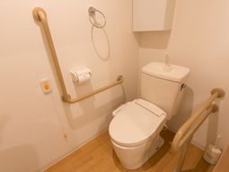バリアフリー設計のトイレ