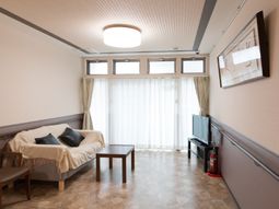 明るい居室の様子