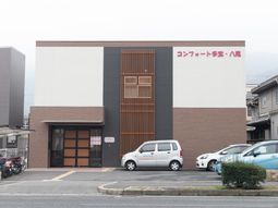 モダンな建物のエントランス