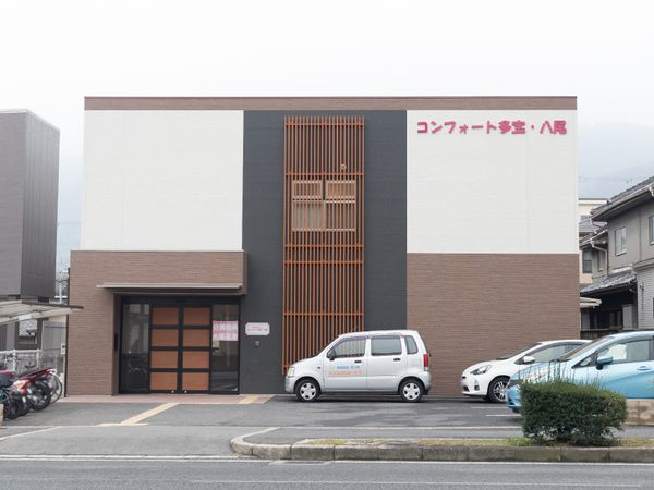 モダンな建物のエントランス