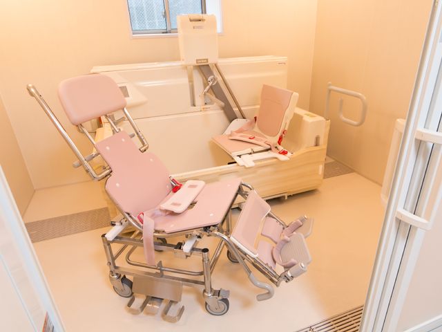 バリアフリーの浴室設備 介護浴室 清潔感のあふれる浴室はバリアフリーで、入居者の方の快適な入浴をサポートしています。安全に配慮した浴槽やシャワーチェアも完備。