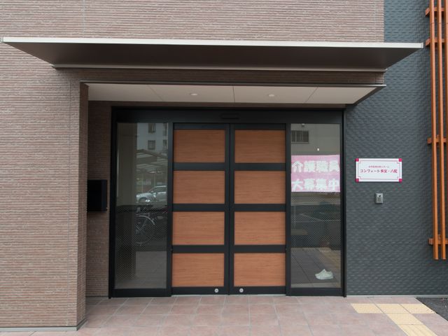 モダンな施設のエントランス エントランス スタイリッシュなエントランスは、訪れる人を心地よく迎え入れます。明るく清潔感のある空間が、新しい職場を象徴しています。