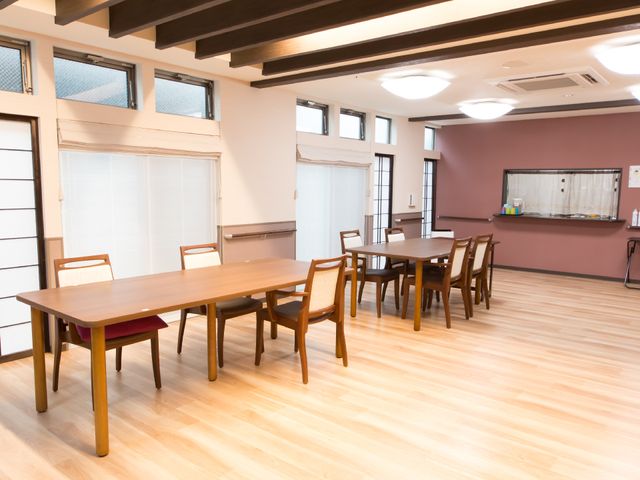 居心地の良いダイニングルーム 多目的ホール 広々とした明るい食堂で、お食事やおやつを心地よい環境でお楽しみいただけます。