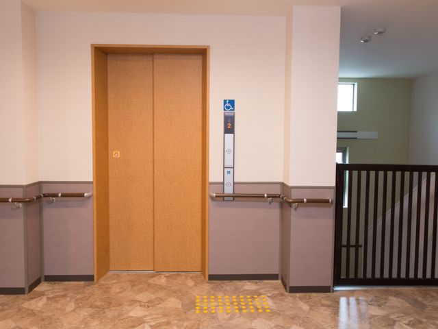 バリアフリーなエレベーター前 エレベーター 手すり付きで車いすでも安心してご利用いただけるエレベーターホールです。快適な移動をサポートいたします。