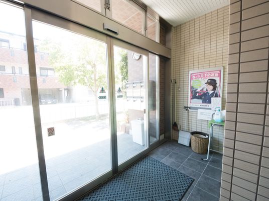 エントランスの自動扉と掲示物