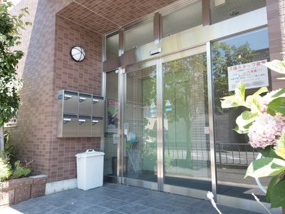 エントランスの清潔感ある外観