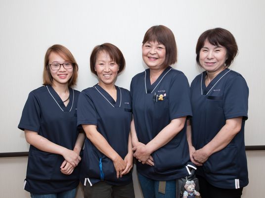 笑顔のスタッフ4人