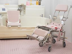 清潔なバリアフリー浴室