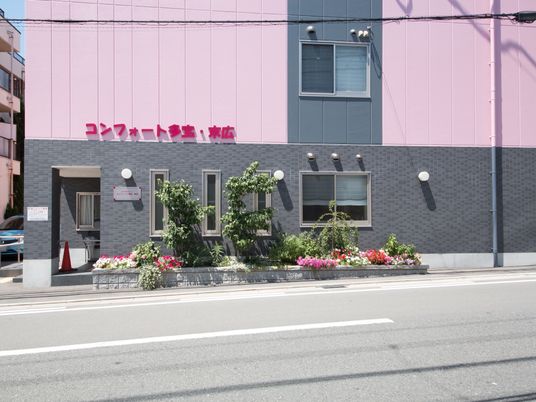 ピンクの壁の建物外観