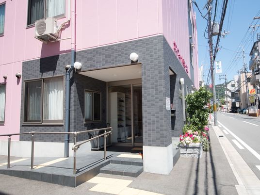 ピンクの壁の建物エントランス