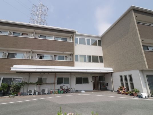 広々とした入り口の外観