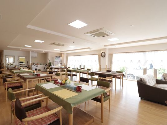 明るい共用食堂空間