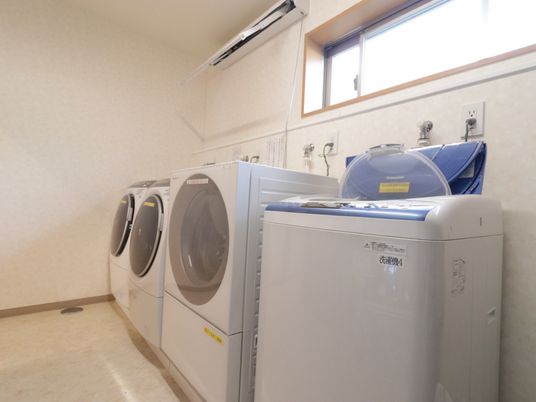 洗濯機の並んだ部屋