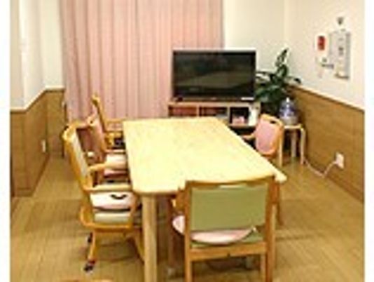 テーブルとテレビのある部屋