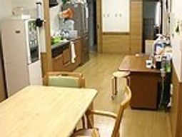 木目調キッチンとダイニング