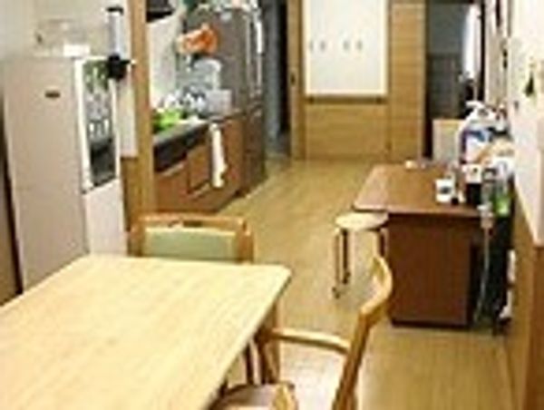 木目調キッチンとダイニング