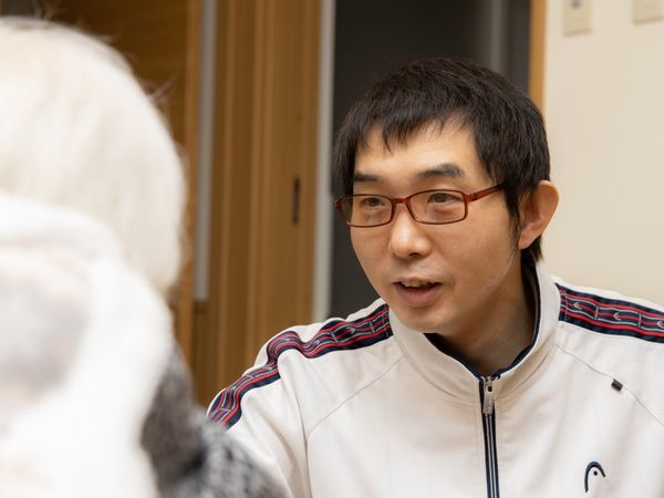 対話する男性スタッフ