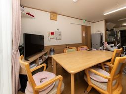 リビングの椅子とテーブル