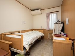 居室の一角とベッド