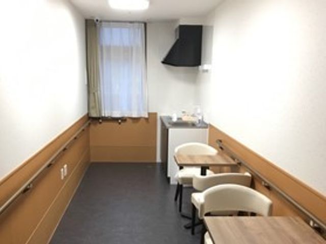 洗練された小さなダイニング 共有スペース こぢんまりとしたスペースで、食事を取りながら穏やかな会話を楽しむことができます。ゆったりとした窓辺の席は、採光も良く明るい雰囲気です。